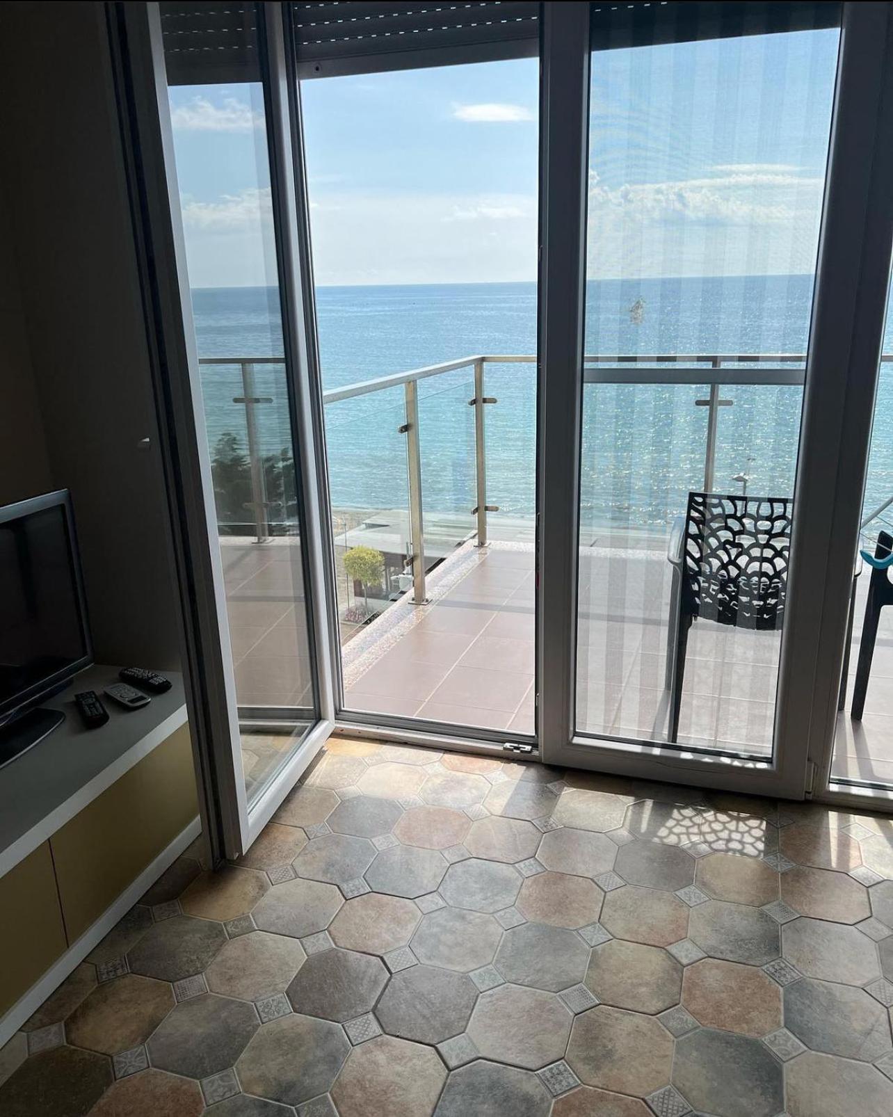 Apartment Season At Sea *