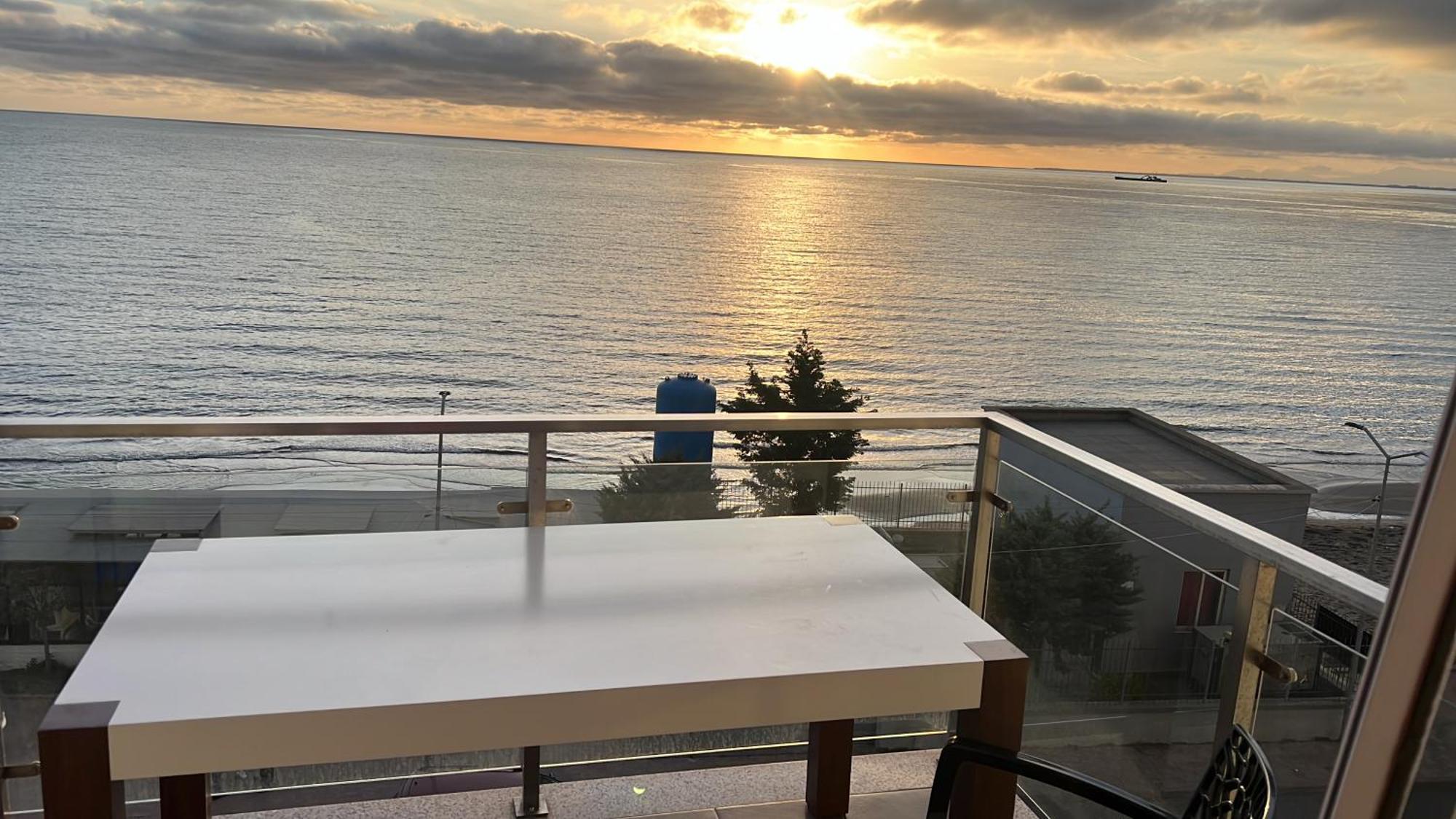 Season At Sea Apartment